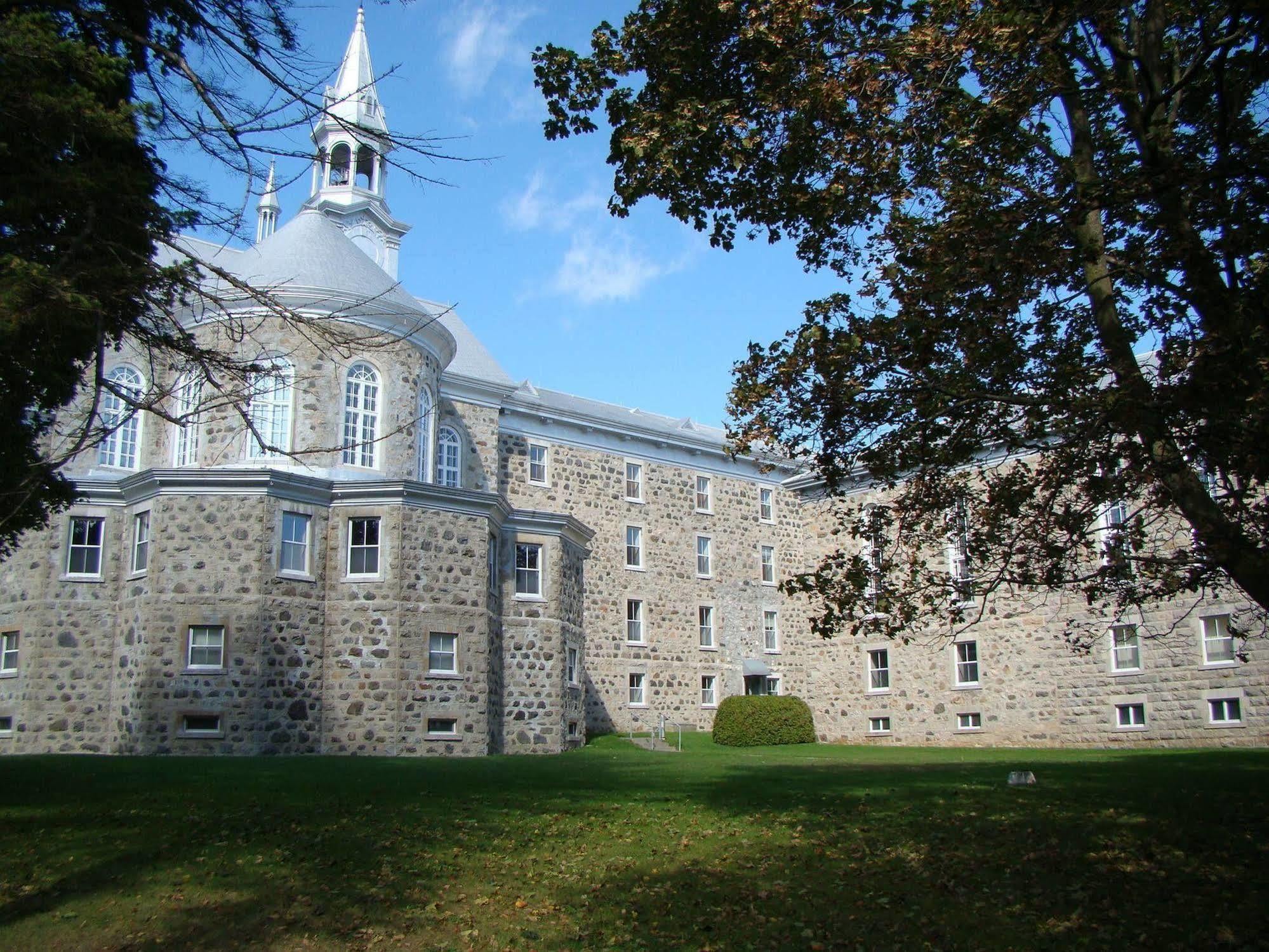 Auberge De L'Abbaye D'Oka Luaran gambar